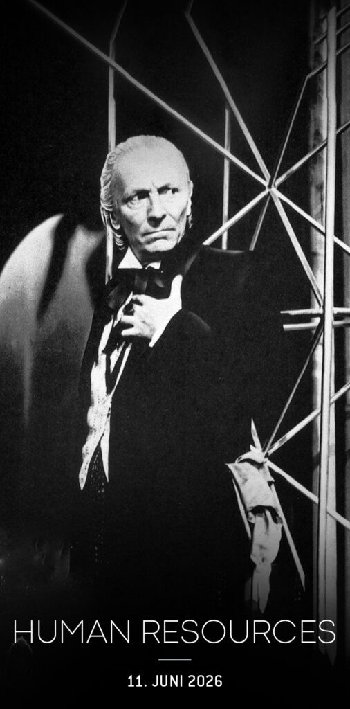 Schwarzweiß-Bild vom ersten Doctor von Doctor Who mit dem Titel Human Resources